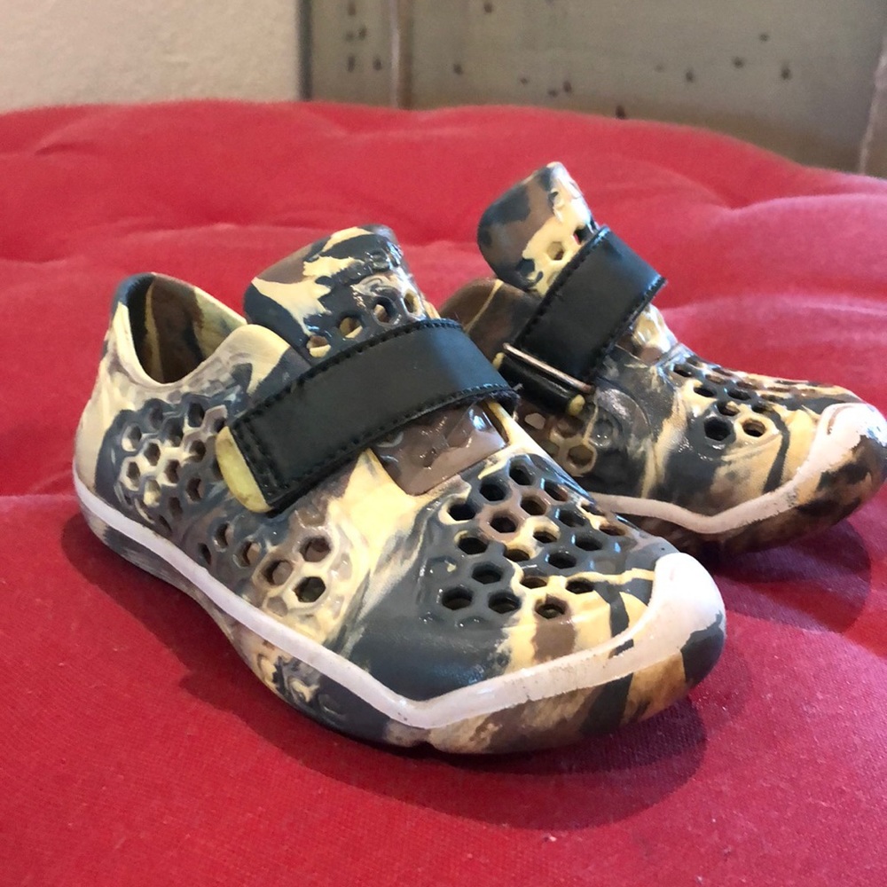 Place Mimo size 10 shoes
